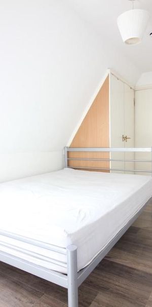 Madeley Road, London - Photo 1