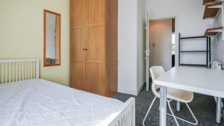 5 bedroom flat to rent - Photo 3