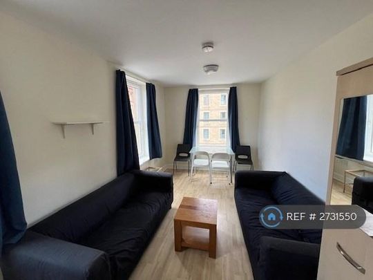 4 bedroom flat to rent - Photo 1