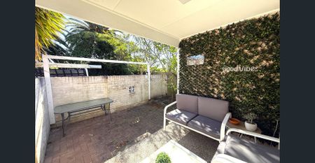 SPACIOUS FOUR BEDROOM TOWNHOUSE - Photo 5