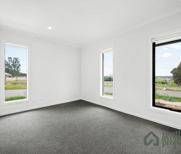 Brand New Family Home in Sunbury - Photo 5