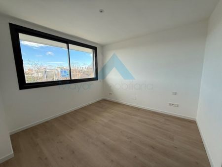 4 room luxury Semidetached House in Valdebebas - Valdefuentes, Madrid, Province of Madrid, Autonomous Region of Madrid - Photo 2