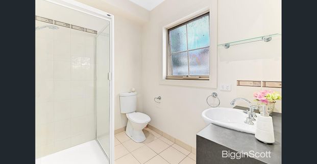 Elegant, Light-Filled Townhouse in Prime MWSC School Zone - Photo 1