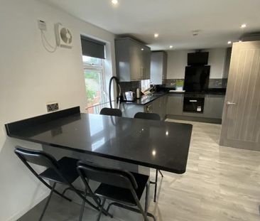 4 bedroom flat to rent - Photo 6