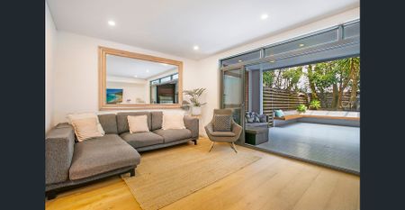 Large modern townhouse in tranquil parkside setting - Photo 4