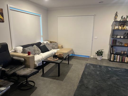 Cranbourne East - Photo 1