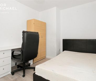 5 bedroom semi-detached house to rent - Photo 4