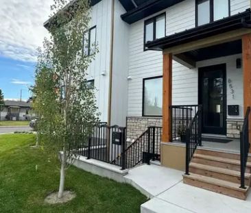 Executive 3 Bed, 2.5 Bath Close to Schools & Bow River | 8531 46 Av... - Photo 1