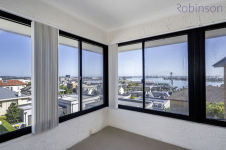 Two bedroom unit with panoramic views of the city and harbour - Photo 4