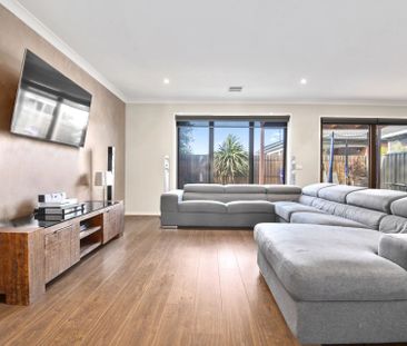 Exceptional Street Frontage Townhouse! - Photo 1