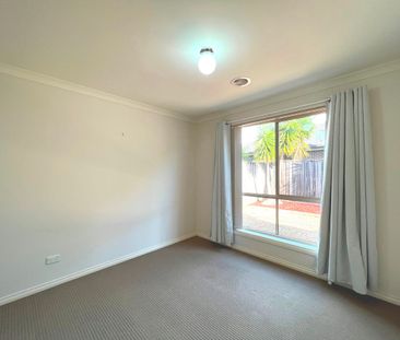 🏡 Spacious 4-Bedroom Family Home in South Morang - Photo 3