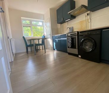 Tudor Crescent, Hainault, IG6 - Photo 4