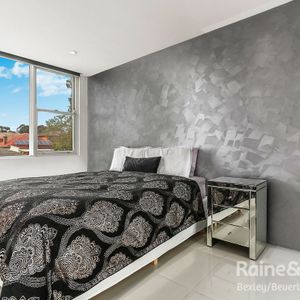 Modern two bedroom unit in prime location! - Photo 2