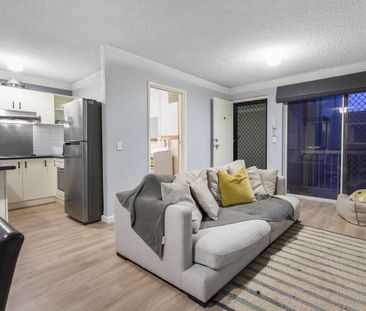 CHIC URBAN APARTMENT - Photo 4