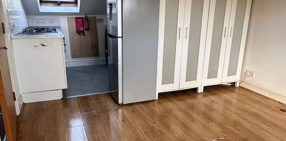 Studio Flat, Hillreach, SE18 - Photo 2