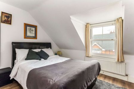 A centrally located four bedroom Victorian townhouse beautifully presented throughout. - Photo 4