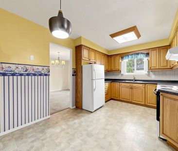 For Lease - 94 Howlett Avenue, Newmarket, Ontario - Photo 2