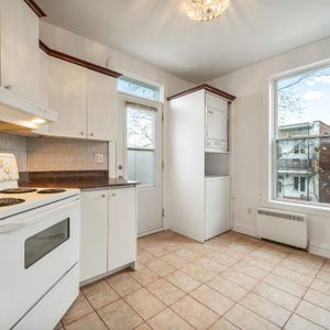 Plateau, petit 4 1/2 de 2 chambres, 1395$ - près de l'avenue Mont-Royal, disponible, coin d'immeuble et dernier étage - Photo 2