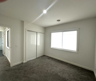 'Stylish and Spacious Townhouse in Oak Park' - For Lease - Photo 2