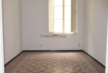 Appartamento non arredato, di ampia metratura, con 3 camere!