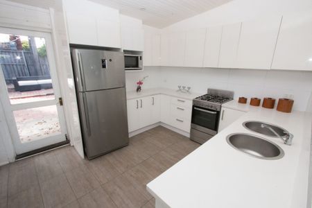 FANTASTIC FIVE BEDROOM HOUSE - Photo 4