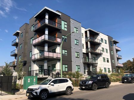 Downtown 2nd Floor Luxury 2 Bdrm * Pets - Photo 5