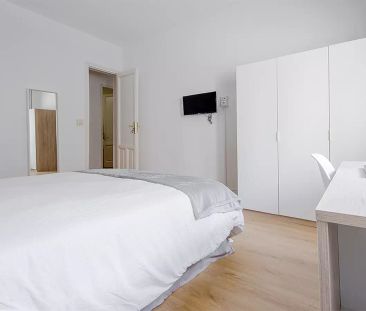 Room in a shared 8-bedroom apartment for rent in Castellana - Foto 1