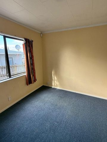 Charming 3BR Manurewa Retreat w/ Garden - Photo 4
