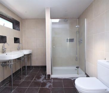 4 bedroom end of terrace house to rent - Photo 3