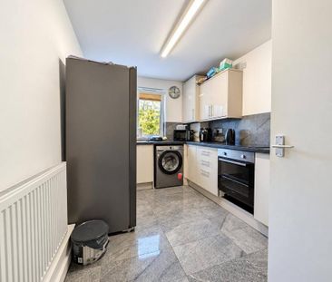 1 bedroom in a flat share to rent - Photo 5