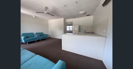 One Bedroom Unit - Within 100m of the Water **SHORT TERM LEASE AVAILABLE** - Photo 3