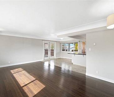 Stunning and spacious 3beds 2baths lake view - Photo 1