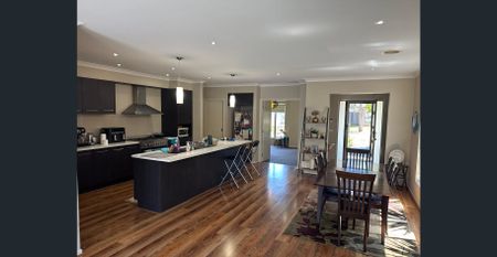 Lovely family home in Craigieburn! - Photo 3