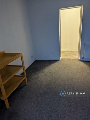 1 bedroom in a house share to rent - Photo 2