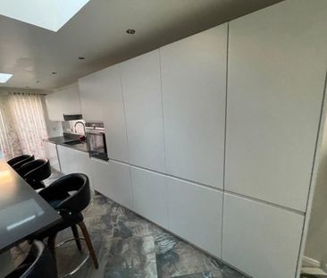 5 Bed Semi-Detached House, Jasmine Close, IG1 - Photo 1