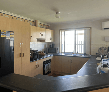 4 Bedroom and 2 Bathroom House for Rent in Paralowie - Photo 5