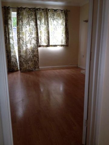 4 bedroom end of terrace house to rent - Photo 2