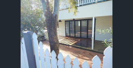 Near New 2 Bed, Town House Living, A/C throughout, Secure & Private - Photo 4