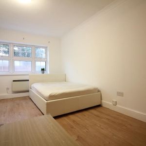 Chertsey Bridge Road, Chertsey - Photo 2