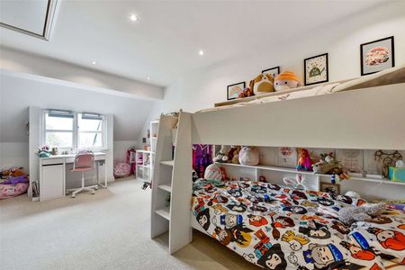 A well presented four double bedroom townhouse situated in a modern development. - Photo 5