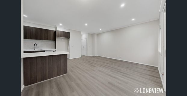 Convenient Three Bedroom Living Close to Shops and Train Station - Photo 1