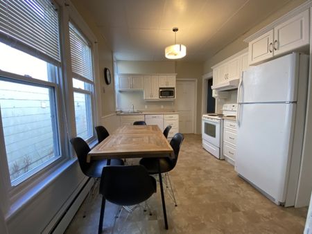 2315 Clifton – 2 BR 1 BATH NORTH END FLAT WITH PARKING AND LAUNDRY AVAILABLE FEB 1 2026! - Photo 5