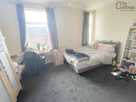 4 Bedroom Mid Terraced House - Photo 3