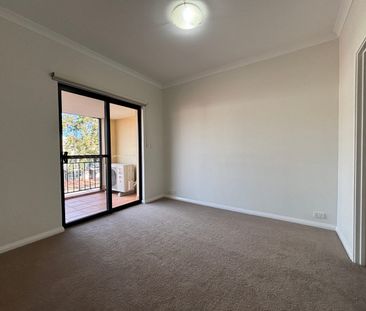 Modern 3-Bed Apartment in Prime Location! - Photo 6