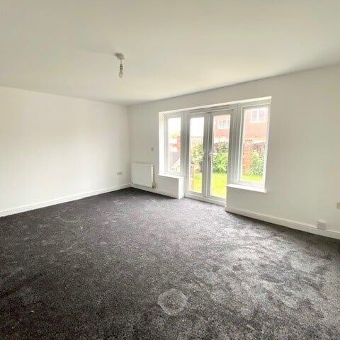 Rotherham Road, Barnsley, Little Houghton - Photo 1