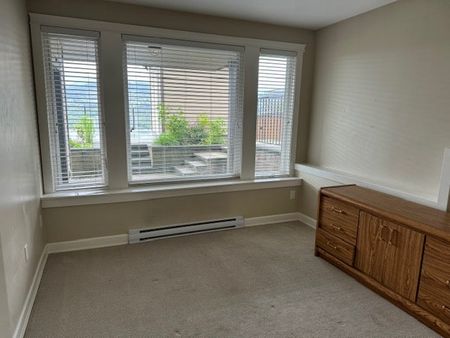 Lower 2187 Park Crescent - Photo 5