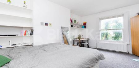 Spacious four bedroom 2 bathroom property set in a period conversion in Camden - Photo 3