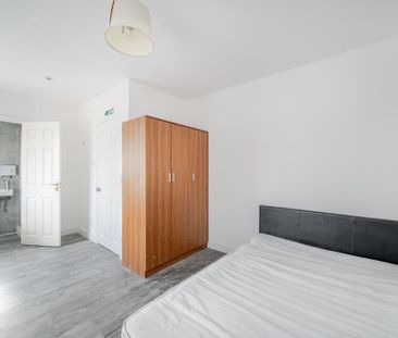 4 bedroom end of terrace house to rent - Photo 2