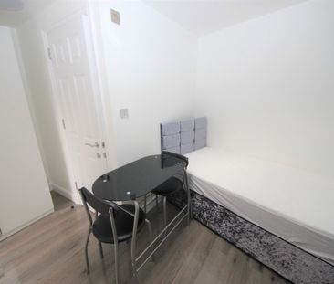 Holly Grove, Kingsbury, NW9 - Photo 1
