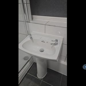 1 bedroom in a house share to rent - Photo 3